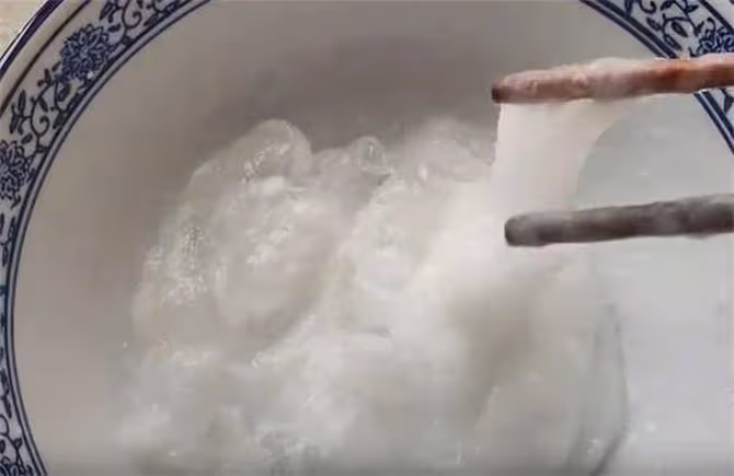 土豆粉條在家就能做,步驟簡單,不加明礬,爽滑筋道又好吃