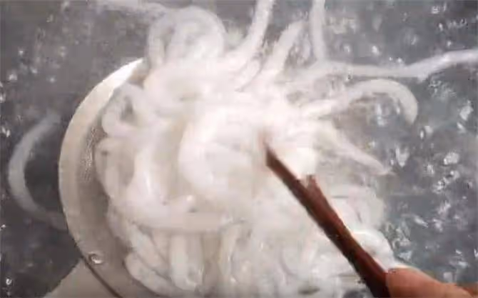 土豆粉條在家就能做,步驟簡單,不加明礬,爽滑筋道又好吃