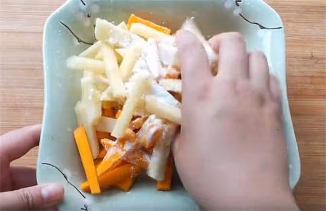 半個南瓜,一把蒜薹,簡單一做,沒想到能這麼好吃,營養又美味