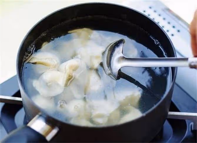 煮餃子是冷水下鍋還是熱水?別弄錯了!教你正確方法,又快又好