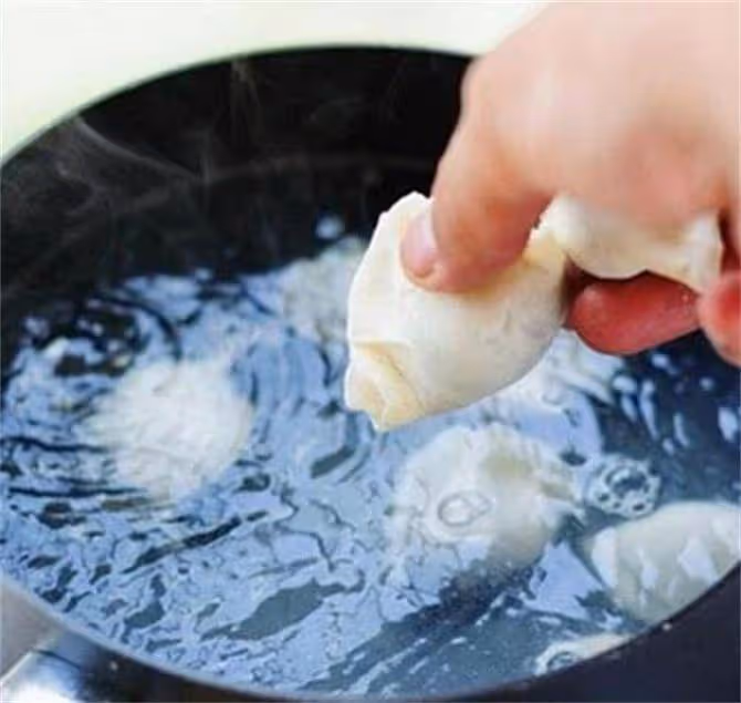 煮餃子是冷水下鍋還是熱水?別弄錯了!教你正確方法,又快又好