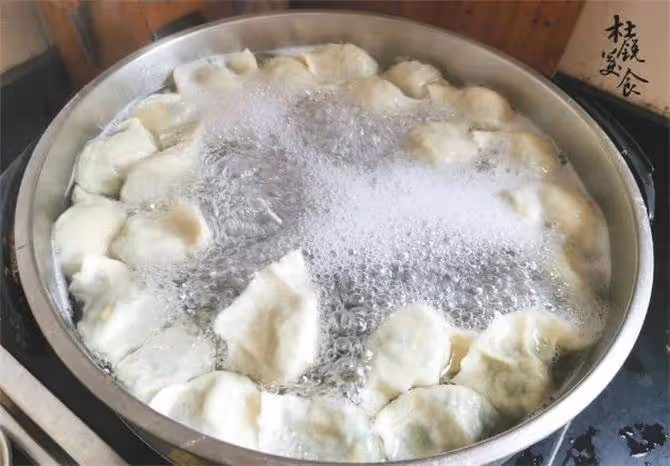 煮餃子是冷水下鍋還是熱水?別弄錯了!教你正確方法,又快又好