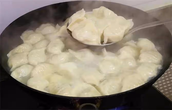 煮餃子是冷水下鍋還是熱水?別弄錯了!教你正確方法,又快又好