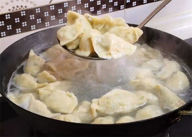 煮餃子是冷水下鍋還是熱水?別弄錯了!教你正確方法,又快又好