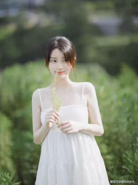 純白尤物少女的鄉間穿搭:夢幻般的白色弔帶長裙 宛如仙女下凡一般