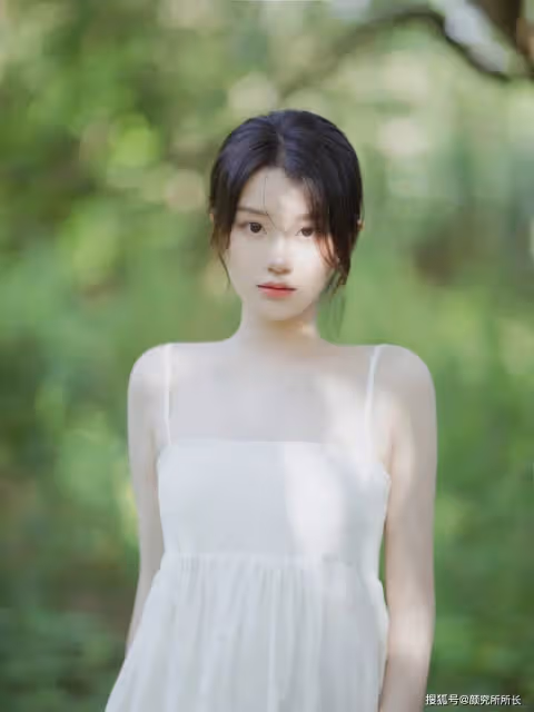 純白尤物少女的鄉間穿搭:夢幻般的白色弔帶長裙 宛如仙女下凡一般