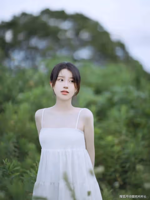 純白尤物少女的鄉間穿搭:夢幻般的白色弔帶長裙 宛如仙女下凡一般