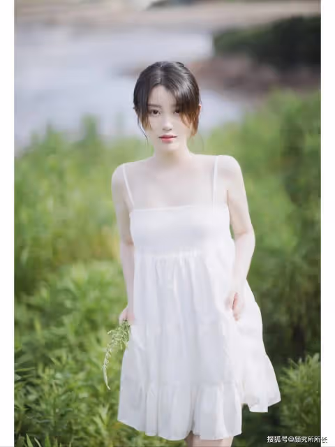 純白尤物少女的鄉間穿搭:夢幻般的白色弔帶長裙 宛如仙女下凡一般