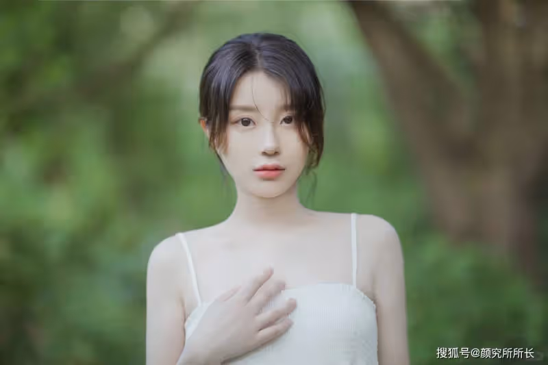 純白尤物少女的鄉間穿搭:夢幻般的白色弔帶長裙 宛如仙女下凡一般