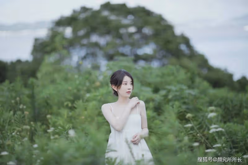 純白尤物少女的鄉間穿搭：夢幻般的白色弔帶長裙 宛如仙女下凡一般