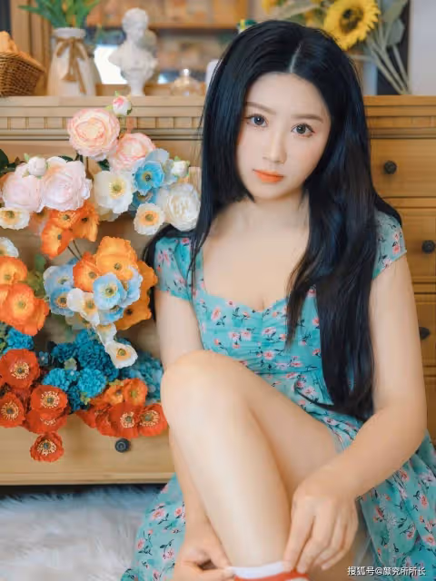 19歲白嫩尤物居家穿搭:綠色碎花連衣裙 盡顯優雅與柔美