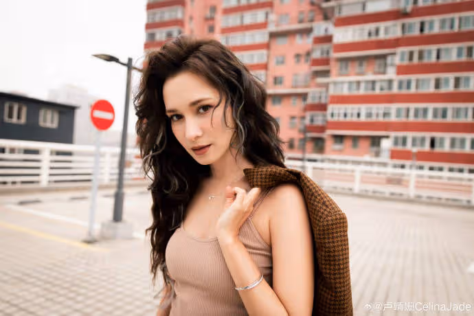 混血女星盧靖姍寫真露出事業線太A了!魔鬼身材性感撩人