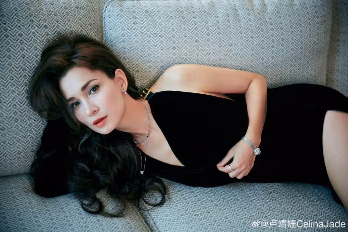 混血女星盧靖姍寫真露出事業線太A了!魔鬼身材性感撩人