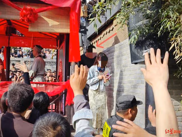 男子在「王婆說媒」舞台相親，「為愛奔跑」上台走紅 妻子現身後本人道歉