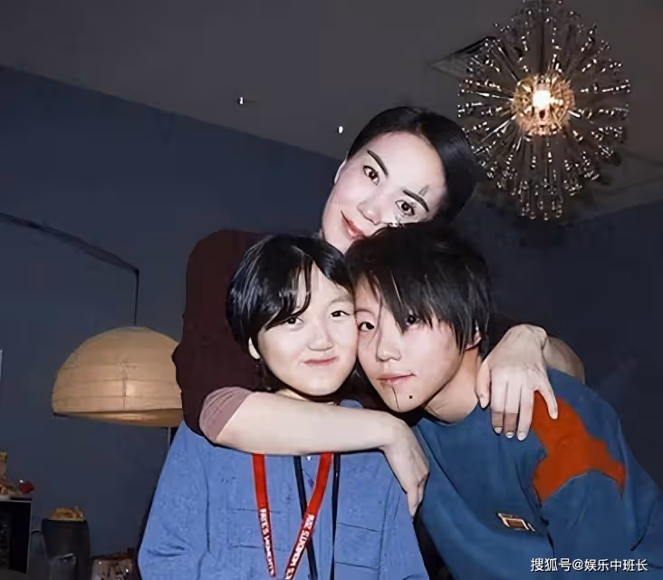 王菲母女罕同框,17歲李嫣雙手抱胸打扮成熟!跟拍者被其狠狠瞪視