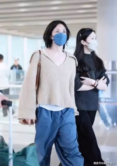 王菲母女罕同框,17歲李嫣雙手抱胸打扮成熟!跟拍者被其狠狠瞪視