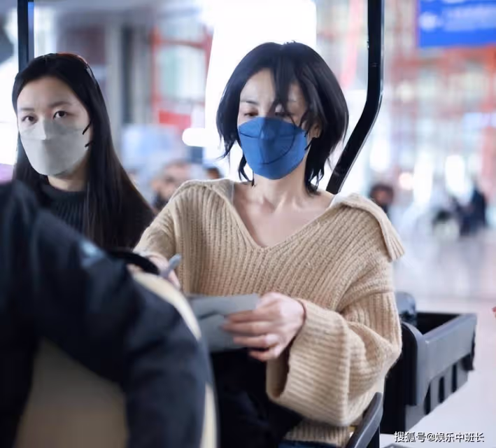 王菲母女罕同框,17歲李嫣雙手抱胸打扮成熟!跟拍者被其狠狠瞪視