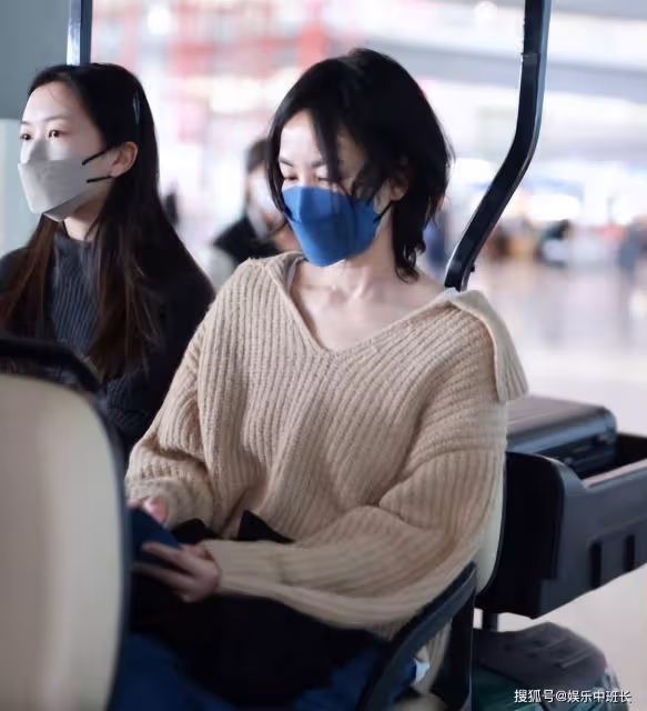 王菲母女罕同框,17歲李嫣雙手抱胸打扮成熟!跟拍者被其狠狠瞪視