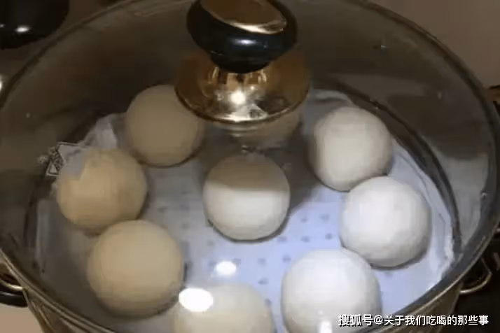 蒸饅頭時,冷水蒸還是熱水蒸好?牢記這3點,饅頭不塌暄軟又香甜