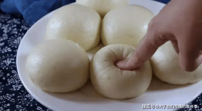 蒸饅頭時,冷水蒸還是熱水蒸好?牢記這3點,饅頭不塌暄軟又香甜