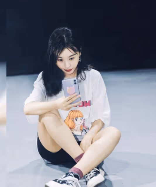 黃曉明這是丟了什麼寶?李菲兒穿熱褲秀身材,baby看了都繞路走