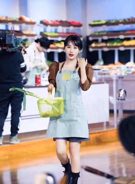 黃曉明這是丟了什麼寶?李菲兒穿熱褲秀身材,baby看了都繞路走