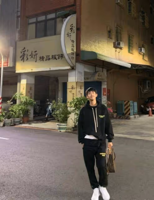 有種「整容」叫退伍後,黃光熙近照流出,穿白西裝時尚又帥氣