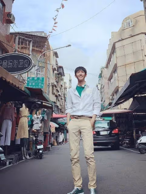 有種「整容」叫退伍後,黃光熙近照流出,穿白西裝時尚又帥氣