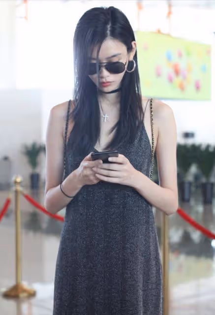 原以為奚夢瑤身材幹癟,看到她穿弔帶裙,瞬間明白什麼叫闊太曲線