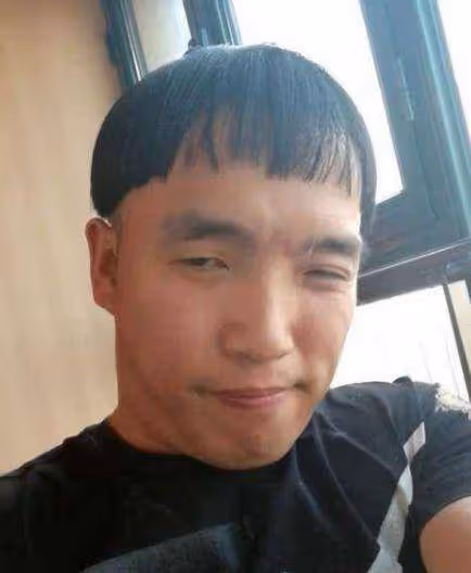 他是趙本山長的最丑的徒弟,也是宋小寶的小舅子,妻子卻非常漂亮