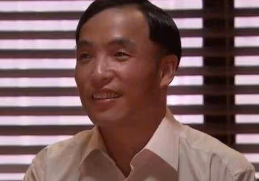 他是趙本山長的最丑的徒弟,也是宋小寶的小舅子,妻子卻非常漂亮