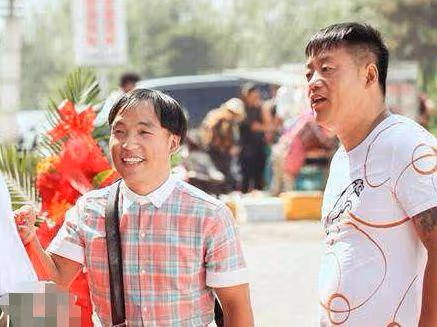 他是趙本山長的最丑的徒弟,也是宋小寶的小舅子,妻子卻非常漂亮