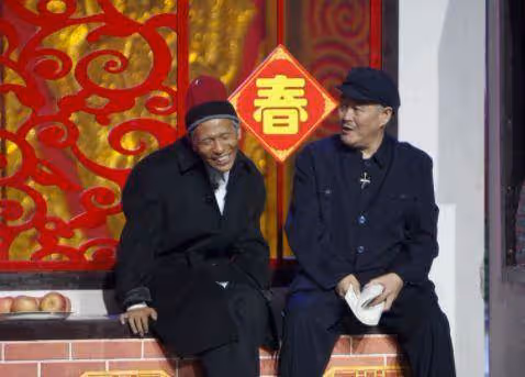 他是趙本山長的最丑的徒弟,也是宋小寶的小舅子,妻子卻非常漂亮