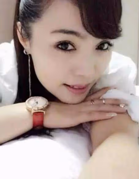 他是趙本山長的最丑的徒弟,也是宋小寶的小舅子,妻子卻非常漂亮
