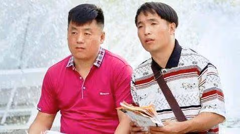 他是趙本山長的最丑的徒弟,也是宋小寶的小舅子,妻子卻非常漂亮