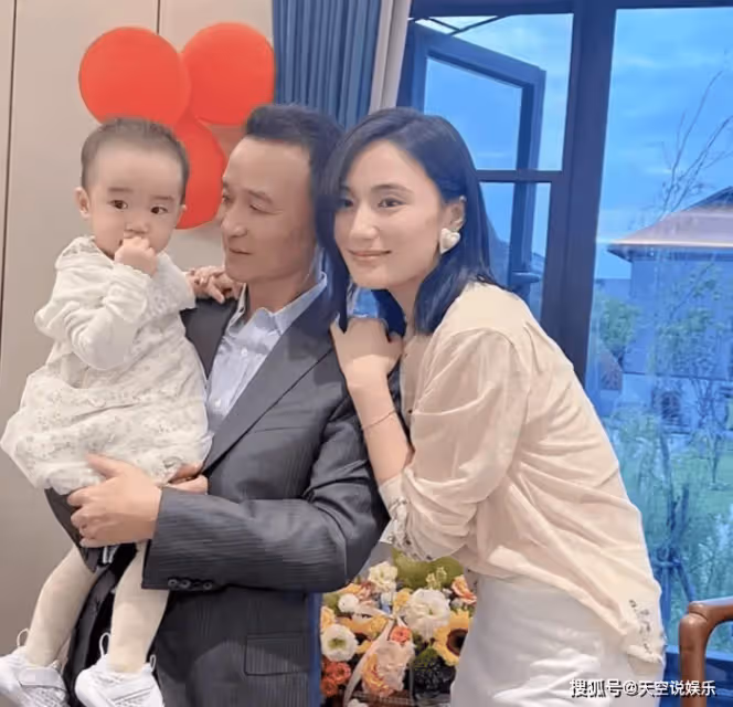 李亞鵬老丈人看望外孫女,給孩子買金飾,2歲夏夏摟著外公好溫馨