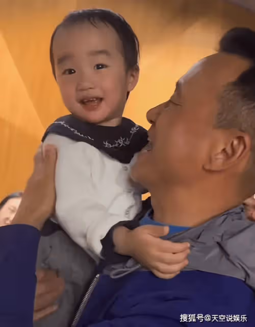 李亞鵬老丈人看望外孫女,給孩子買金飾,2歲夏夏摟著外公好溫馨