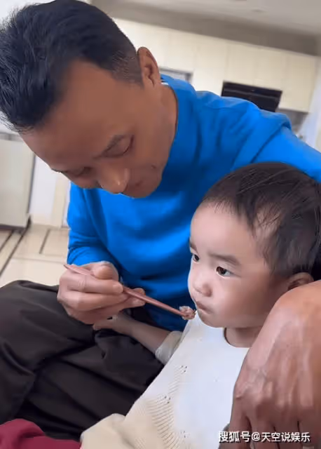 李亞鵬老丈人看望外孫女,給孩子買金飾,2歲夏夏摟著外公好溫馨