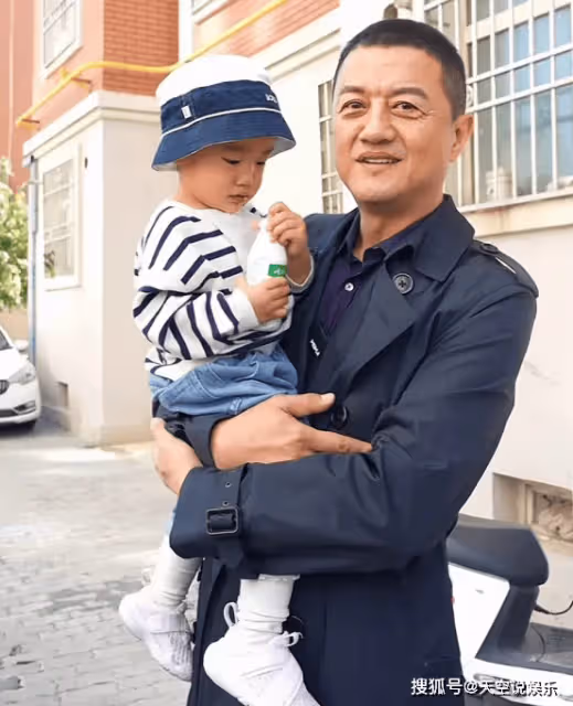 李亞鵬老丈人看望外孫女,給孩子買金飾,2歲夏夏摟著外公好溫馨
