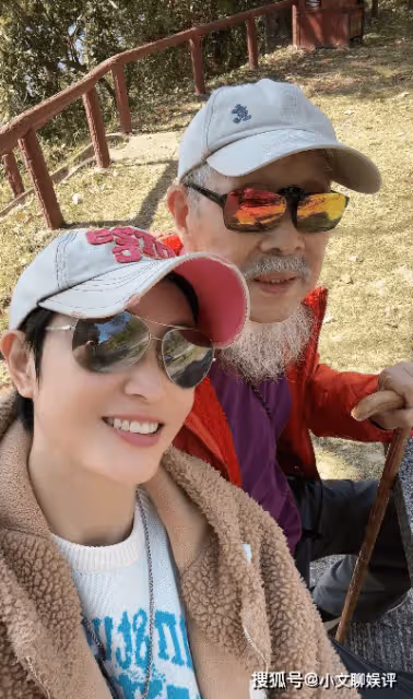 陳法蓉攜88歲父親自駕游,老爺子長白鬍須搶鏡,她58歲仍養眼耐看