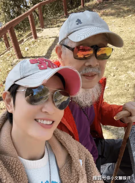 陳法蓉攜88歲父親自駕游,老爺子長白鬍須搶鏡,她58歲仍養眼耐看