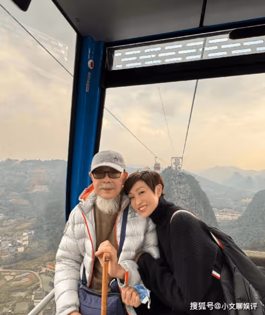 陳法蓉攜88歲父親自駕游,老爺子長白鬍須搶鏡,她58歲仍養眼耐看