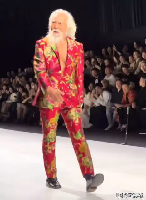 太牛了!老戲骨王德順穿大花襖上海走秀,88歲走出38歲的既視感
