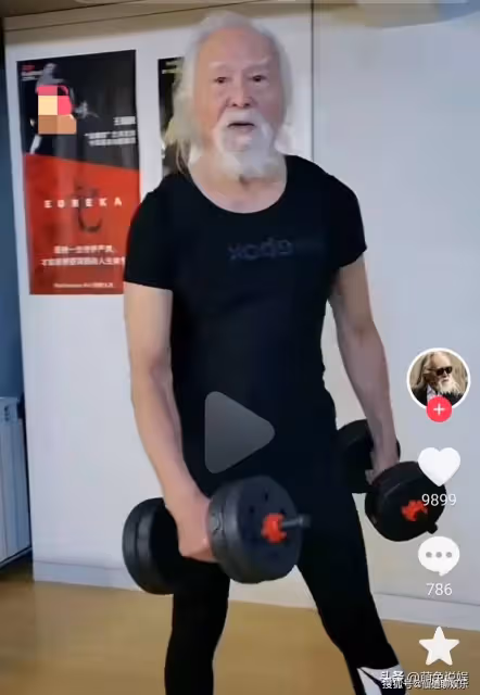 太牛了!老戲骨王德順穿大花襖上海走秀,88歲走出38歲的既視感