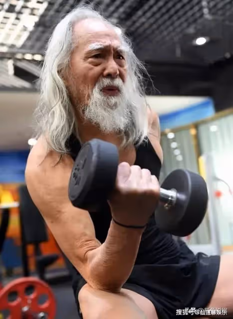 太牛了!老戲骨王德順穿大花襖上海走秀,88歲走出38歲的既視感