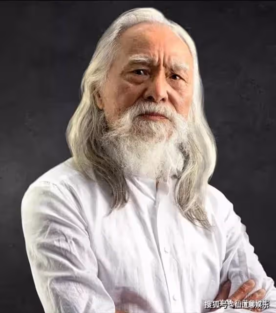 太牛了!老戲骨王德順穿大花襖上海走秀,88歲走出38歲的既視感