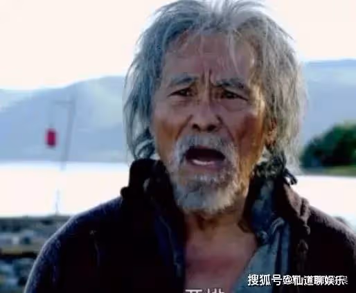太牛了！老戲骨王德順穿大花襖上海走秀，88歲走出38歲的既視感