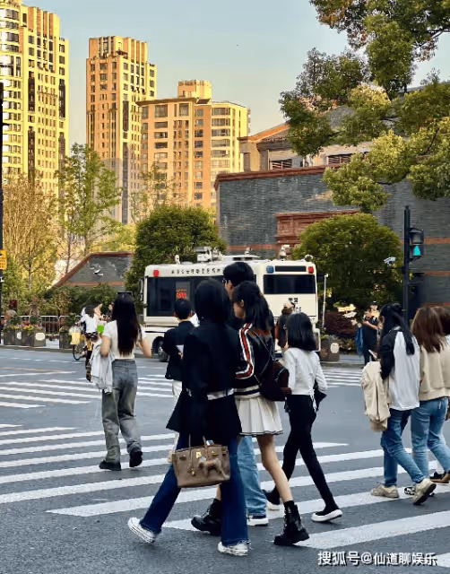 陸毅一家四口上海街頭被偶遇,16歲貝兒已高過媽媽,姐妹倆腿絕了