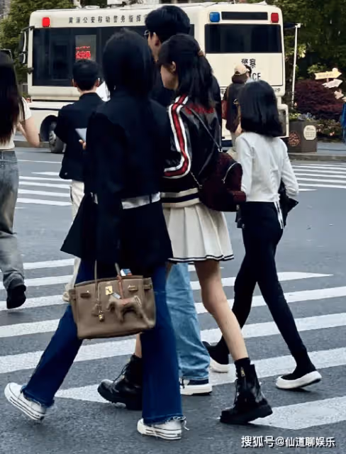 陸毅一家四口上海街頭被偶遇,16歲貝兒已高過媽媽,姐妹倆腿絕了