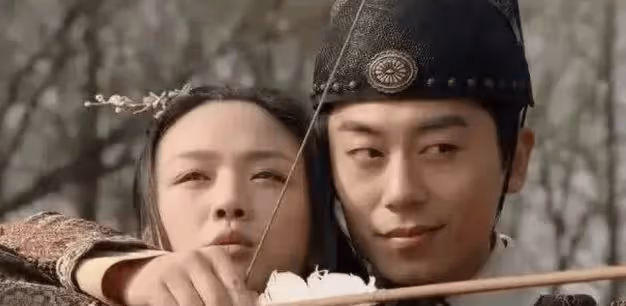 偶遇朱亞文和湯唯吃飯，離開濾鏡老了太多，湯唯親自倒酒感情好
